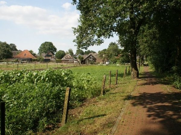 Fietspad naast de boerderij