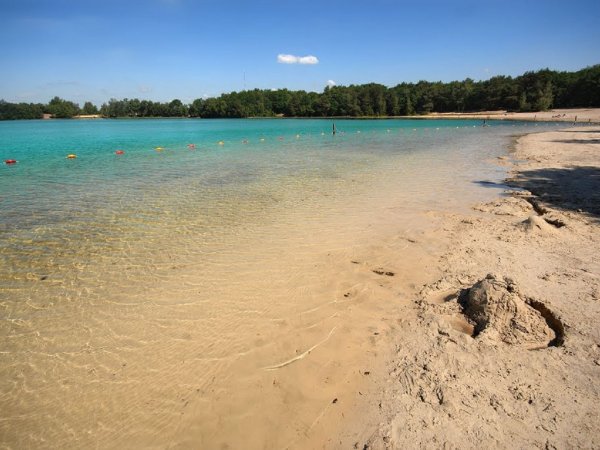 Zandkasteel bouwen, gewoon aan de waterkant liggen of zwemmen in het kalme water van ''Het Blauwe Meer''...