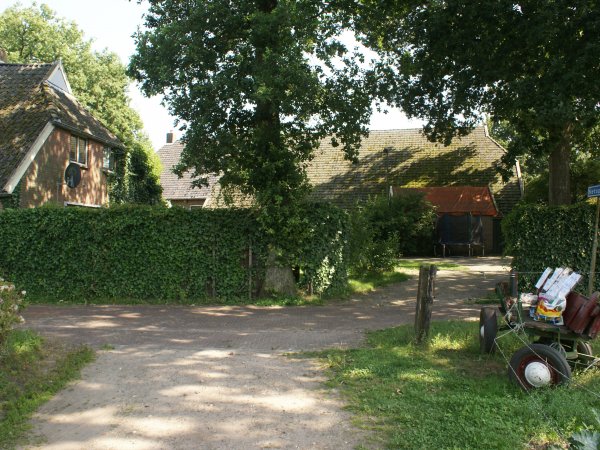 Ingang van de parkeerplaats achter de boerderij