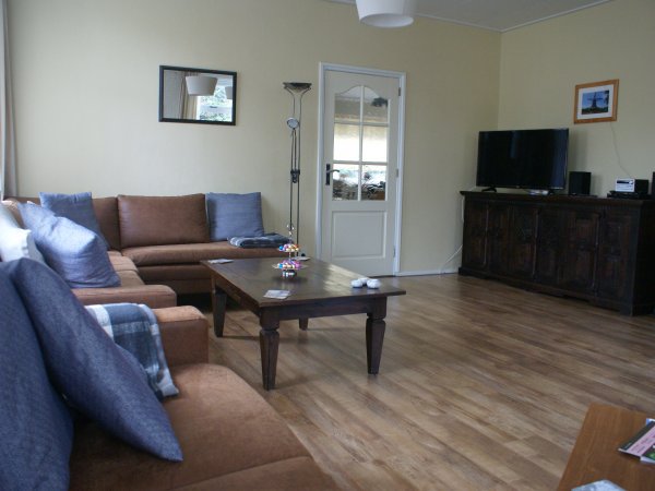 Grote woonkamer met SMART tv, Microsysteem, WIFI...en genoeg zitruimte voor iedereen