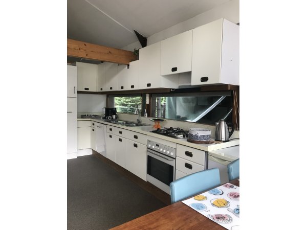 keuken met twee koelkasten ,magnetron,oven ,vaatwasser , senseo, waterkokewr etc.